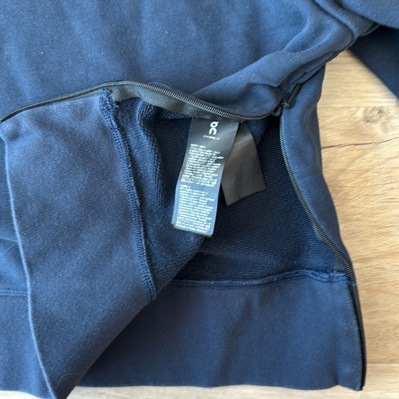 Run On Clouds Crewneck Navy Sweater sz M - Picture 6 of 12